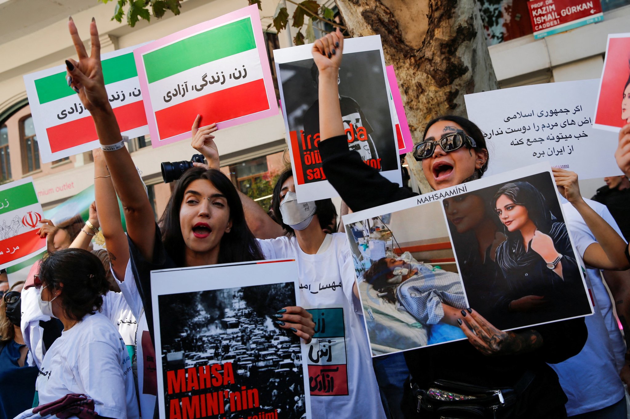 Иранд эмэгтэйчүүдийн эрхийн жагсаалд оролцсон сэтгүүлчдэд ял оноожээ